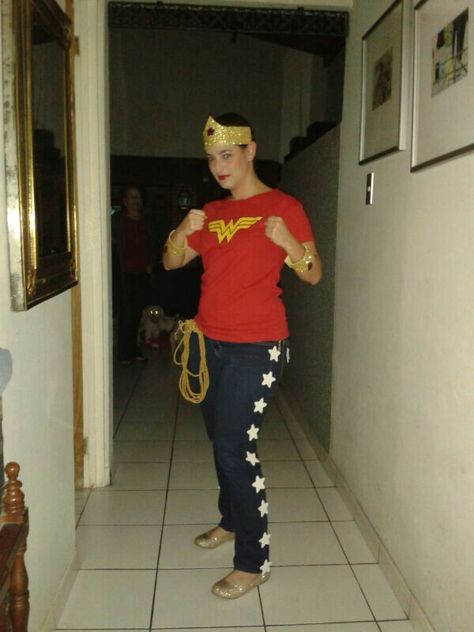 Easy Wonder Woman costume = add some stars to jeans & put on a WW tee. Add the lasso & a couple of accessories & we're good to go! Wonder Woman Costume Diy, Wonder Woman Diy, Diy Superhero Costume, Woman In Jeans, Mom Halloween Costumes, Supergirl Costume, Diy Costumes Women, Woman Costume, Wonder Woman Costume