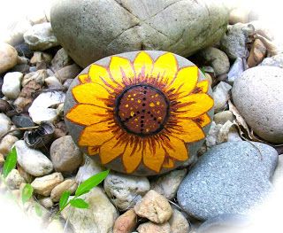 Sunflower Images, Love Butterflies, Rock Flowers, Rock And Pebbles, Painted Rocks Craft, Rock Decor, Paint Rock, Love Rocks, Sunflower Painting