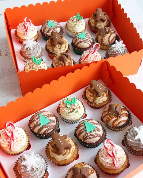 Christmas Cupcake Box Ideas, Cupcake Box Ideas, Christmas Bakes, Amazing Cupcakes, Christmas Treats Boxes, Amazing Cookies, Vanilla Filling, Amazing Breakfast, Christmas Cupcake