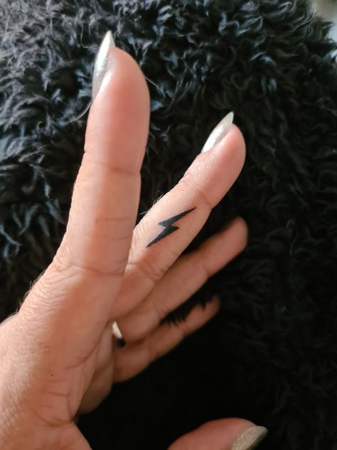 Lightning Finger Tattoo, Lightning Bolt Finger Tattoo, Country Tats, Western Hand Tattoos, Middle Finger Tattoo, Western Tattoo, Cute Tattoos With Meaning, Middle Finger Tattoos, Fineline Tattoos