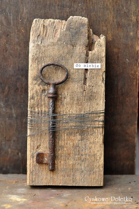 Old Key Crafts, Assemblage Art Collage, Koti Diy, Key Crafts, Driftwood Projects, Barn Wood Crafts, Old Keys, Old Key, Found Object Art