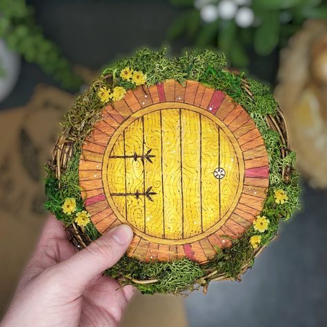 Hobbit door wreath Hobbit Door Ornament Diy, Hobbit Door Ornament, Hobbit Door Wreath Diy, Hobbit Door Painting, Diy Hobbit Door, Lord Of The Rings Diy Gifts, Hobbit Door Wreath, Hobbit Doors, Medieval Christmas