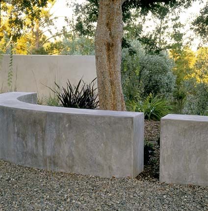 low garden wall as sculpture - pea gravel path - stucco wall in second color (background) Serenity Garden, Garden Wall Designs, Concrete Retaining Walls, Landscape Lighting Design, Garden Vines, Free Standing Wall, Stucco Walls, Pea Gravel, Walled Garden