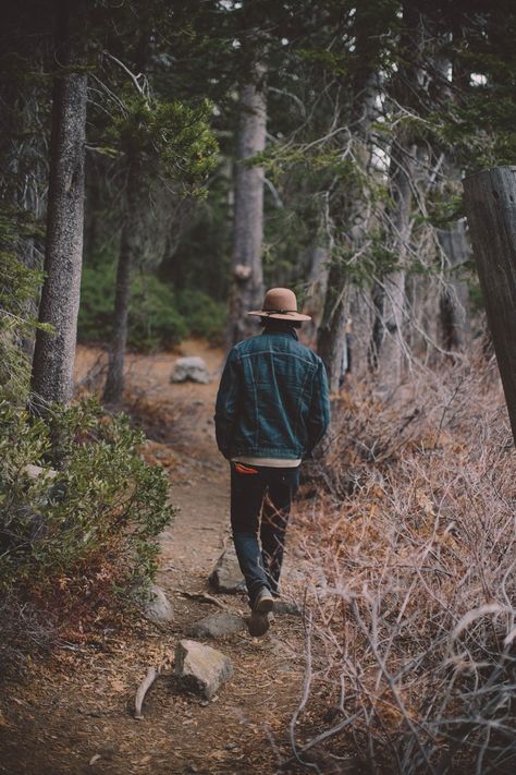 Brown Fedora, Dark Wash Denim Jacket, Style Masculin, Portrait Photography Men, Men Photography, Mens Fashion Rugged, Walk In The Woods, Male Poses, Photography Poses For Men