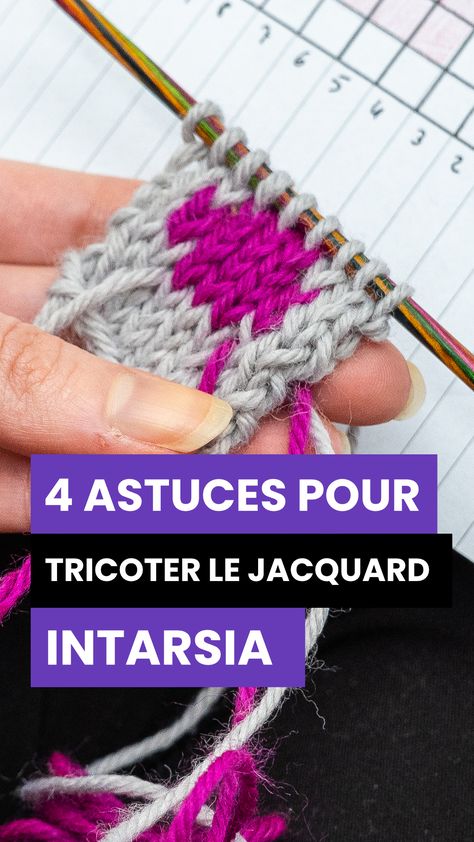 Tu souhaites tricoter du jacquard intarsia au tricot, mais tu ne sais pas comment faire de jacquard, ni quelle laine choisir et tu sais encore moins qu'est-ce que c'est l'intarsia ! Dans ce tutoriel, nous allons voir le point de jacquard, nous allons apprendre à tricoter jacquard intarsia, à faire de bons croisement sur les fils pour que tu saches comment tricoter le jacquard intarsa. Magic Loop, Knitting Stitches, Fair Isle, Le Point, Knitted Scarf, Crochet Necklace, Crochet Hats, Couture, Knitting