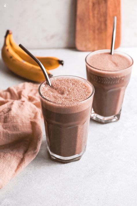 Banana And Chocolate Smoothie, Easy Chocolate Banana Smoothie, Oreo Banana Milkshake, Milkshake Recipe Banana, Banana Chocolate Milkshake, Banana Milkshake Recipe, Malt Milkshake, Best Milkshakes, Aesthetic Drinks