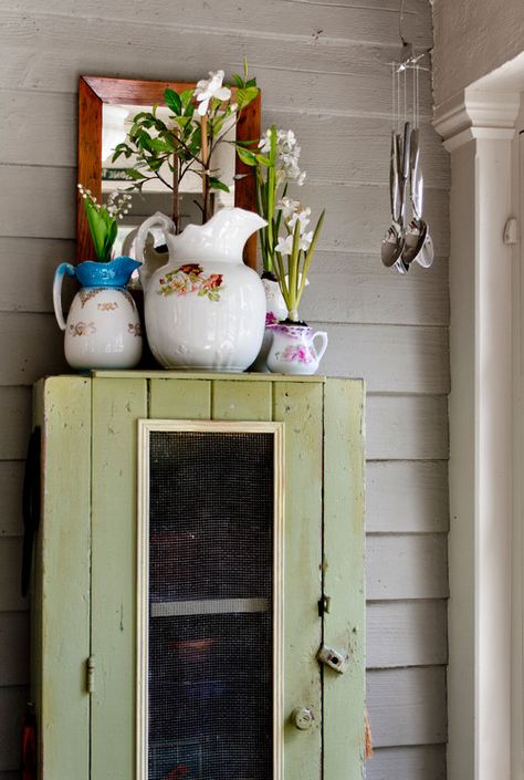 Decorate in Unique Ways with Vintage Flea Market Finds. Flea Market Style Decorating, Decorating With Flea Market Finds, Shabby Chic Kitchen Decor, Appartment Decor, Vintage Flea Market, Flea Market Decorating, Flea Market Style, Beautiful Home Decor, Flea Market Finds