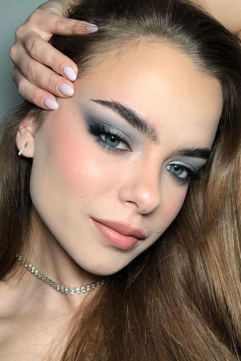 How about some soft summer glam? This makeup look inspo is delivering fiercely. Create a subtle base with some foundation, choose a nude lip and use cooling grey and light blue eyeshadows colours. Blend it all in, add some blush and you’re ready to go! @katjacreates #Makeup #MakeupBrushes #MakeupBrush #SummerLooks #GreenEyeshadow #EyeMakepu #GreyEyeshadow #BLueEyeshadow #SoftGlam #NudeLips Blue Eyeshadow Makeup, Grey Eye Makeup, Makeup Routines, Silver Eye Makeup, Blue Eye Color, Blue Eyeshadow Looks, Grey Makeup, Soft Eye Makeup, Blue Makeup Looks