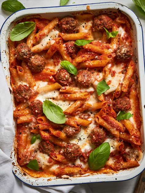 Garlicky meatball pasta bake Prep time: 10 minutes Cook time: 50 minutes Rich chilli, garlic and tomato meatballs baked with penne, mozzarella and parmesan for a satisfyingly delicious pasta bake. Find the recipe here: *As one of my top ten blog recipes, this can also be found in my cookbook, The Slimming Foodie. Over 100 family-friendly recipes, all under 600 calories. Available here: (affiliate link)* Meatball Pasta Bake Recipes, Meatball Pasta Bake, Beef Pie, Healthy Comfort Food Recipes, Pasta Bake Recipe, Week Meals, Baked Gnocchi, Meatball Pasta, Clean Eating Vegan