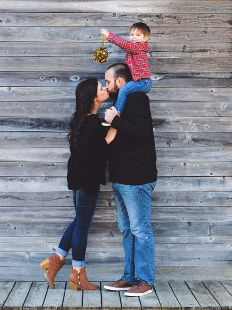 Family Mistletoe Picture, Easy Diy Family Christmas Pictures, Diy Christmas Pictures Family At Home, Maternity Christmas Card Family Pictures, Family Christmas Pictures With Toddler, Diy Family Holiday Photos, Mistletoe Photoshoot, Christmas Card Pictures With Kids, Christmas Poses For Family