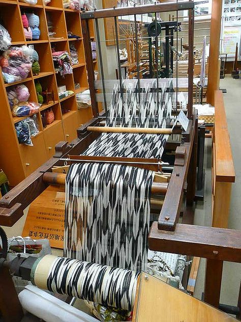 Weave Installation, Ikat Weaving, Weaving Loom Diy, Rigid Heddle Weaving, Tenun Ikat, Weaving Looms, Woven Textiles, Weaving Loom, Textile Crafts