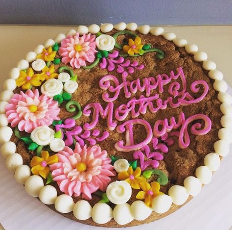 Mom Cookie Cake, Cookie Cake With Flowers, Floral Cookie Cake, Spring Cookie Cake Designs, Cookie Cake Ideas Decorated, Spring Cookie Cake, Mothers Day Cookie Cake, Flower Cookie Cake, Happy Birthday Cookie Cake