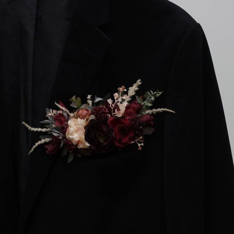 Elegant and timeless, our pocket boutonniere in burgundy and blush pink combines rich tones with soft accents for a perfect romantic touch. Ideal for grooms and groomsmen who want to add a refined, yet bold statement to their wedding attire. #burgundywedding #burgundyflowers #blushpinkwedding #pocketboutonniere #burgundyboutonniere #weddingboutonniere #PromAccessories #weddindflorist #weddingvendor Moody Boutonniere, Groomsmen Burgundy, Grooms And Groomsmen, Pocket Boutonniere, Pocket Flowers, January Wedding, Prom Accessories, Blush Pink Weddings, Floral Pocket