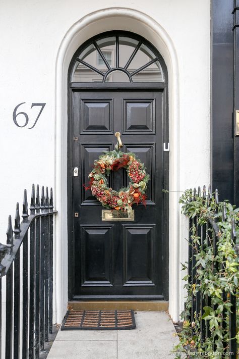 Christmas Wreath in London's Belgravia Modern Black Front Door, Black Front Door Ideas, Christmas Front Door Decorations, Christmas In Britain, London Christmas Market, Christmas Wreaths For Windows, London Christmas Lights, Black Exterior Doors, Front Door Ideas