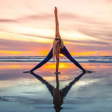 Yoga Asanas Names, Yoga Foto's, Group Yoga Poses, Yoga Poses Pictures, Hata Yoga, Yoga Inspiration Photos, Photo Yoga, Yoga On The Beach, Foto Sport