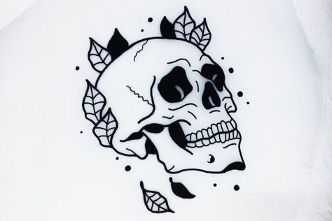 Simplistic Skull Tattoo, Flowers Growing Out Of Skull, Skull Banner, Flash Art Tattoos, Traditional Skull, Dragons Tattoo, Skull Art Tattoo, Simple Skull, Polynesian Tattoos