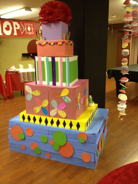 Giant Cake decoration made of cardboard boxes Giant Birthday Cake, Usa Cake, Birthday Cake Decor, Giant Cake, Diy Birthday Cake, Cake Craft, Big Cakes, Fake Cake, Birthday Cake With Candles