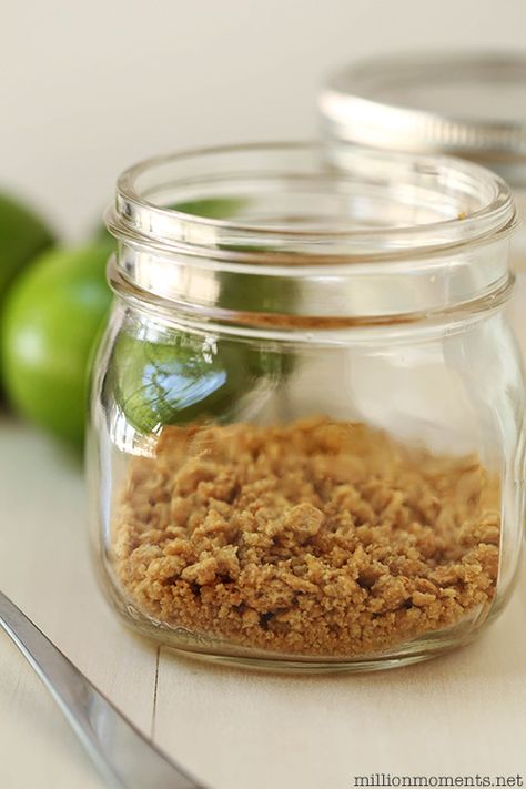 No Bake Key Lime Pie In A Jar Key Lime Pie Recipe No Bake, Mason Jar Desserts Recipes, No Bake Key Lime Pie, Easy Key Lime Pie, No Bake Key Lime, Pie In A Jar, Chocolate Surprise, Key Lime Desserts, Key Lime Pie Easy