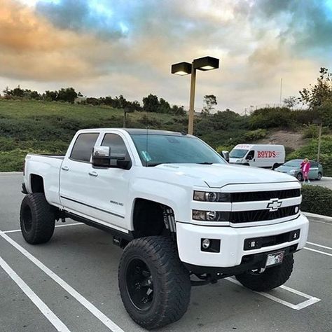 Sweet #powerstroke #liftedtrucks Chevy Duramax, Chevy Diesel Trucks, Trucks Lifted Diesel, Duramax Diesel, White Truck, Lifted Chevy, Lifted Chevy Trucks, Lifted Truck, Jacked Up Trucks