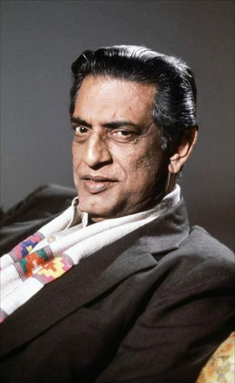 Satyajit Ray Portrait, Satyajit Roy, Best Spy Movies, Bengali Culture, Satyajit Ray, Human Photo, Ray Film, Black And White People, Female Cop