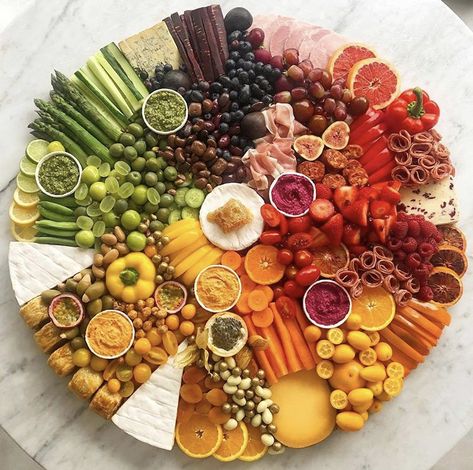 Rainbow Charcuterie, Rainbow Party Food, Weekend Snacks, Cheese Display, Whole Foods Vegan, Snack Platter, Picnic Inspiration, Relish Trays, Snack Board