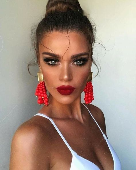 inspi makeup Statement Makeup, Red Lip Makeup, Pinterest Makeup, Beauty Make-up, Makijaż Smokey Eye, Makeup Hacks, Red Lip, Red Earrings, Makeup Goals