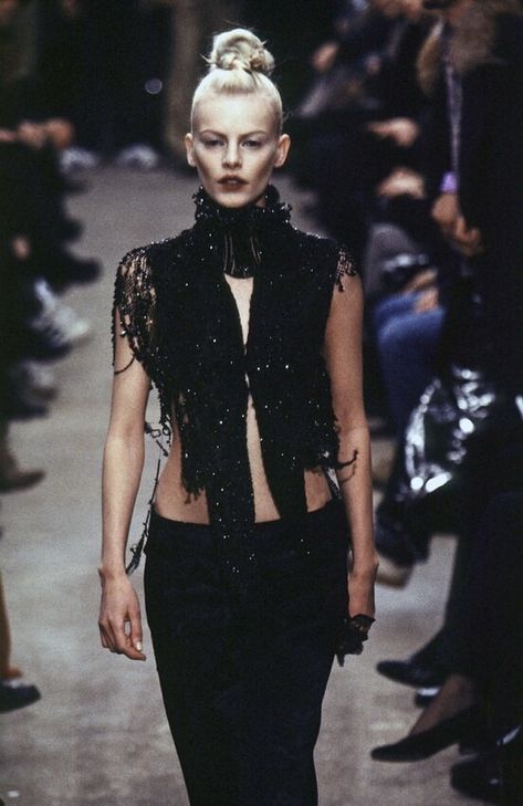 Alexander McQueen - Fall 1996 RTW Mcqueen 90s, Alexander Mcqueen 90s, Runway 90s, Mcqueen Runway, Alexander Mcqueen Runway, Soul Fashion, Alexander Mcqueen Savage Beauty, Goth Chic, 90s Goth