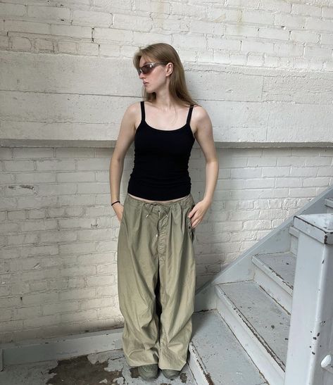 Khaki Parachute Pants Outfit, Khaki Parachute Pants, Parachute Pants Outfit, Daily Aesthetic, Digital Wardrobe, Fall Fit, Cool Fits, Fit Inspo, Dress Code