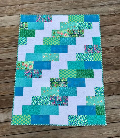 Colchas Quilting, Tshirt Quilt, Patchwork Blanket, Lap Quilts, Beginner Quilt Patterns, Jellyroll Quilts, Easy Quilt Patterns, Quilt Baby, Nine Patch