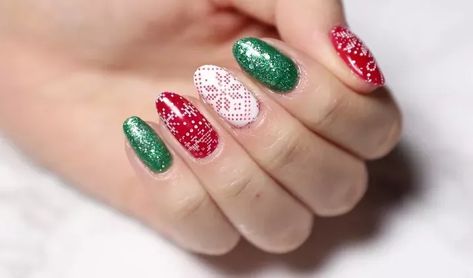 The best red and green nails and red and green nail designs for Christmas to copy | Christmas nails that are trending this year Red And Green Nail Designs, Green Nails For Christmas, Red And Green Nails, Nail Designs For Christmas, Christmas Nail Colors, Green Nail Art, Festive Nail Art, Green Nail Designs, Christmas Beauty