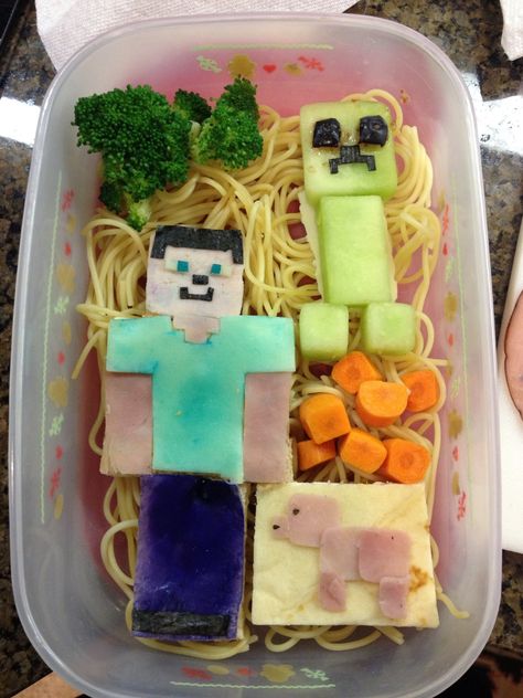 Minecraft bento - Steve, creeper, and pig. The oozy creeper eyes (blueberries) is a bento fail. Barbie Lunch Ideas, Minecraft Lunch Ideas, Minecraft Bento, Minecraft Lunch, Preschool Lunch Box, Fun Kid Lunch, Kids Lunch Box Meals, Bento Box Lunch For Kids, Preschool Lunch