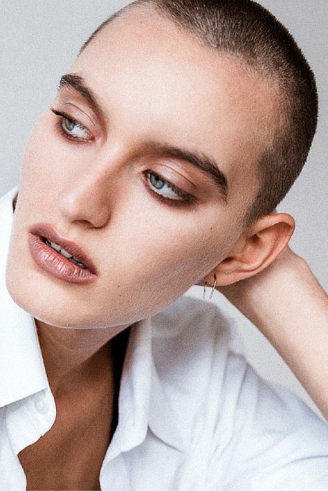 Androgynous Makeup, Androgynous Women, Androgynous Look, Heavy Makeup, Hairstyles Women, Nude Eyeshadow, Shaved Head, Beauty Guru, Eyeshadow Looks