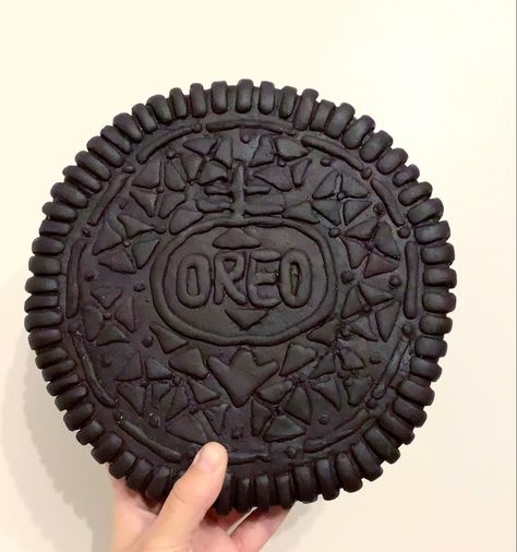 Giant fake Oreo cookie sculpture for art and prop use Dessert Sculpture, Claus Oldenburg, Giant Things, Food Room, Giant Donut, Sculpture Fashion, Fake Food Props, Food Project, Giant Cookie