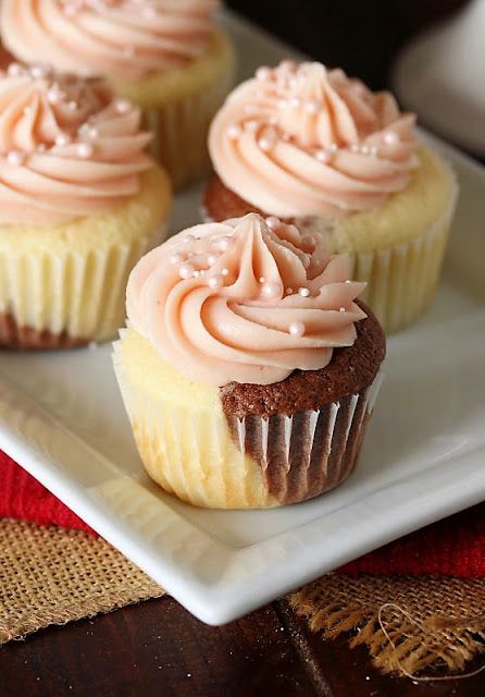 Neopolitan Cupcakes Recipe, Neopolitan Dessert, Neopolitan Cupcakes, Cupcakes With Strawberry Frosting, Best Vanilla Cupcake Recipe, Neapolitan Cupcakes, Pearl Cupcakes, Cupcake Business, Strawberry Cream Cheese Frosting