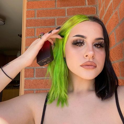 Hair Dye Inspo Short Hair, Arctic Fox Transylvania, Hair Fashion Colors, Split Dye Short Hair, Green Split Dye, Fashion Colors Hair, Dyed Hair Green, Hair Split Dye, Manic Panic Electric Lizard