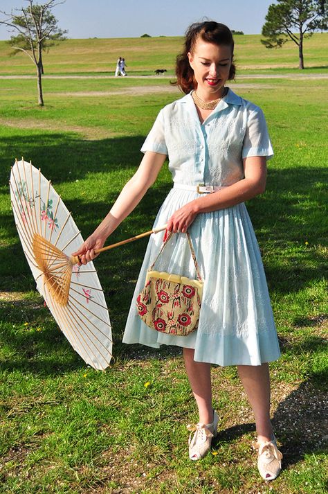 1950s shirtwaist dress with parasol 1950s Shirtwaist Dress, Housewife Dress, 50's Fashion, Fifties Fashion, 20th Century Fashion, Modern Vintage Fashion, Dress With Sleeves, Shirtwaist Dress, Vintage 1950s Dresses