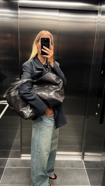 MIRJA KLEIN on Instagram: "… slouchy hobo bags 💼 #dailystyle #falltrends" Hobo Bag Outfit, Slouchy Bag, Handbag Essentials, Bag Outfit, Oversized Bag, Hobo Bags, Hobo Handbags, Style Women, Street Style Women