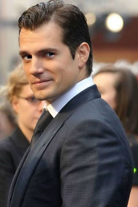 cavill | via imelda early Henry Cavill Suit, Love Henry, Chris Pratt, Facial Expression, Clark Kent, Christian Grey, Man Of Steel, Henry Cavill, British Actors