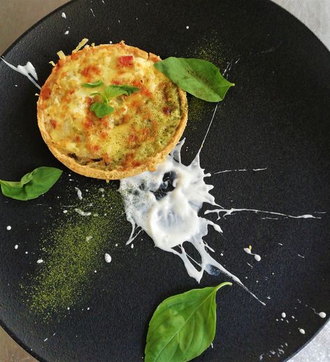 quiche Lorraine, smoked pancetta, gruyere cheese Quiche Plating Presentation, Quiche Presentation Ideas, Quiche Presentation, Quiche Plating, Pastry Presentation, Chicken Quiche, Food Presentation Plates, Mushroom Quiche, Gourmet Food Plating