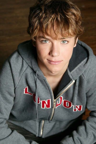 You captured my heart as Peter Pan, and now all grown up... Well, you didn't disappoint! Jeremy Sumpter Peter Pan, Peter Pan 2003, Peter Pan Movie, Jeremy Sumpter, Soul Surfer, Cute Celebrities, Peter Pan, Favorite Celebrities, Celebrity Crush