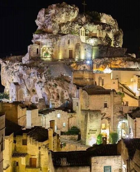 Mountain Dwellings, Italy House, Falling Skies, Southern Italy, Dream Home Design, The Mountain, Places To See, The Good Place, Places To Visit