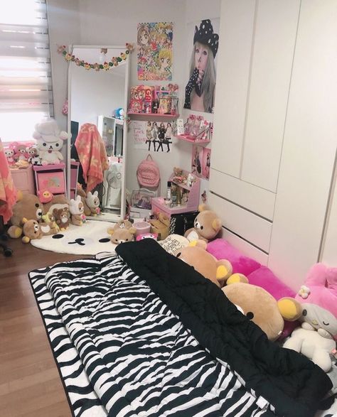 Gyaru Apartment, Japanese One Room Apartment, Gyaru Room Aesthetic, Cute Japanese Room Aesthetic, Gyaru Bedroom Aesthetic, 2013 Room Aesthetic, Gyaru Room Decor, Gyaru Room Ideas, 2000 Room Aesthetic