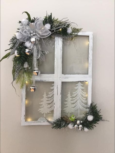 Old Window Xmas Decor, Decorated Window Panes, Faux Window Christmas Decor, Window Xmas Decorations Decorating Ideas, Old Window Decoration, Old Farmhouse Windows Ideas, Old Window Craft Ideas, Christmas Window Frame Ideas, Old Windows Christmas Ideas