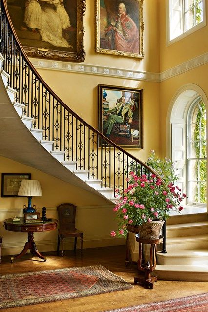 The hall of Bowood House, with its cantilevered staircase, was converted from a dining room in the Fifties, under the direction of John Fowler. The soft yellow walls are a perfect compliment to the wooden floors. درج السلم, Chateaux Interiors, Georgian Interiors, House Staircase, Casa Country, Traditional Interior Design, Lan Can, W Hotel, Georgian Homes