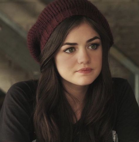 Lucy Hale 2014, Aria Montgomery Icon, Aria Montgomery Hair, Pll Season 1, Aria Montgomery Aesthetic, Aria Montgomery Style, Pretty Little Liars Aria, Imogen Poots, Pll Fashion