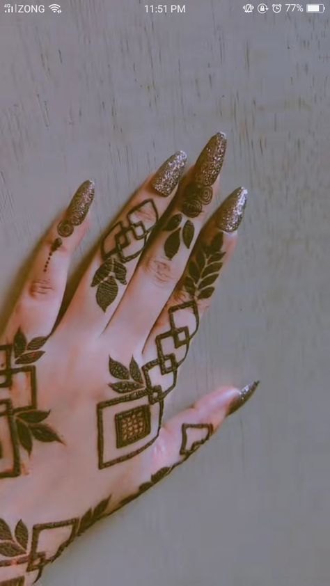 Mehndi Designs New, Mehndi Arabic, Hand Mehndi Designs, New Mehndi, Mehndi Outfit, Back Hand Mehndi, Palm Mehndi Design, Designs Mehndi, Simple Henna Tattoo