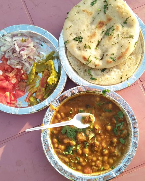 📸 Street side chole kulche (RS.50) #streetfood . . . . Follow @spice_n_snickers for more food 😋 . . #ahmedabad #ahmedabadblogger… Aesthetic Desi Food, Cold Coco, Chole Kulche, Garden Burger, Tea Stall, Dahi Puri, Desi Street Food, Indian Street Food Recipes, Indian Cooking Recipes