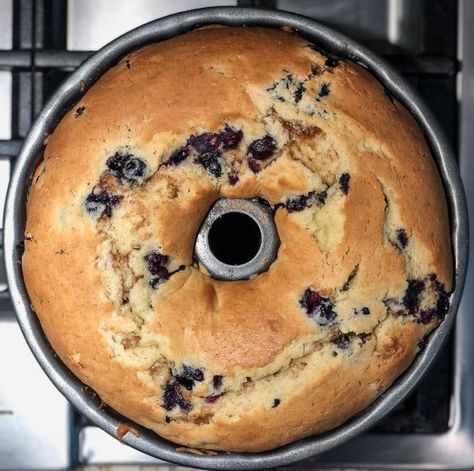 Blueberry Sour Cream Coffee Cake Easy Glaze Recipe, Blueberry Sour Cream Coffee Cake, Fresh Blueberry Recipes, Blueberry Bundt, Blueberry Desserts Recipes, Blueberry Bundt Cake, Coffee Cake Recipes Easy, Apple Coffee Cakes, Blueberry Coffee