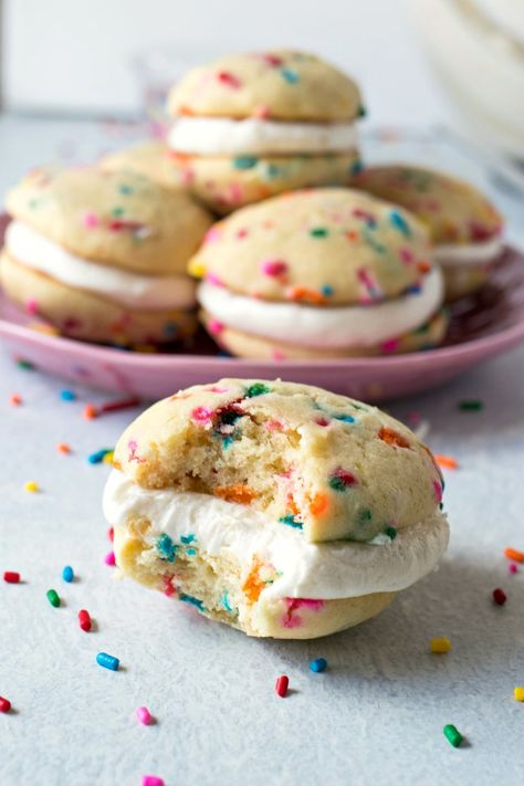 Whoopie Pies Recipe, Whoopee Pie, Fluffy Vanilla Cake, Birthday Cake Alternatives, Cake Alternatives, Whoopie Pie Recipe, Almond Shortbread Cookies, Whoopie Pie, Mince Pie