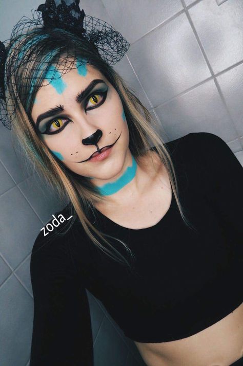 Blue Caterpillar Makeup, Blue Cat Makeup, Cheshire Cat Makeup Blue, Simple Cheshire Cat Makeup, Blue Cheshire Cat Costume, Cheshire Cat Makeup Easy, Glitter Halloween Makeup, Cheshire Cat Cosplay, Cheshire Cat Makeup